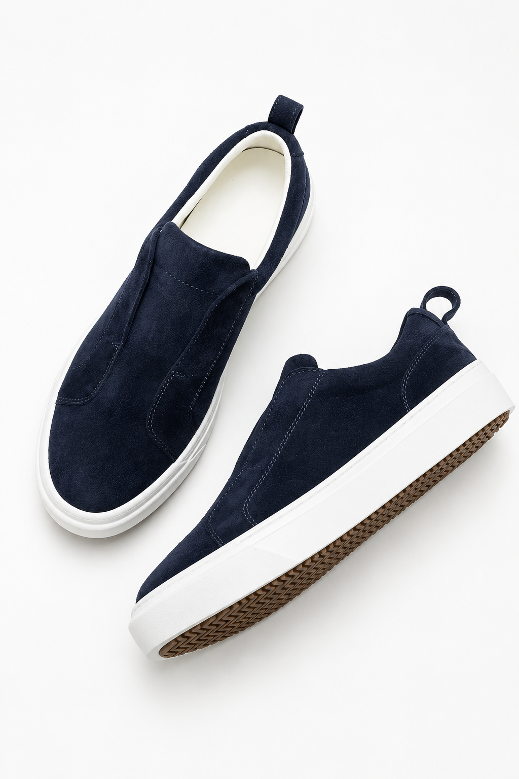 Herren-Slip-On-Sneaker aus marineblauem Wildleder mit weißer Gummisohle