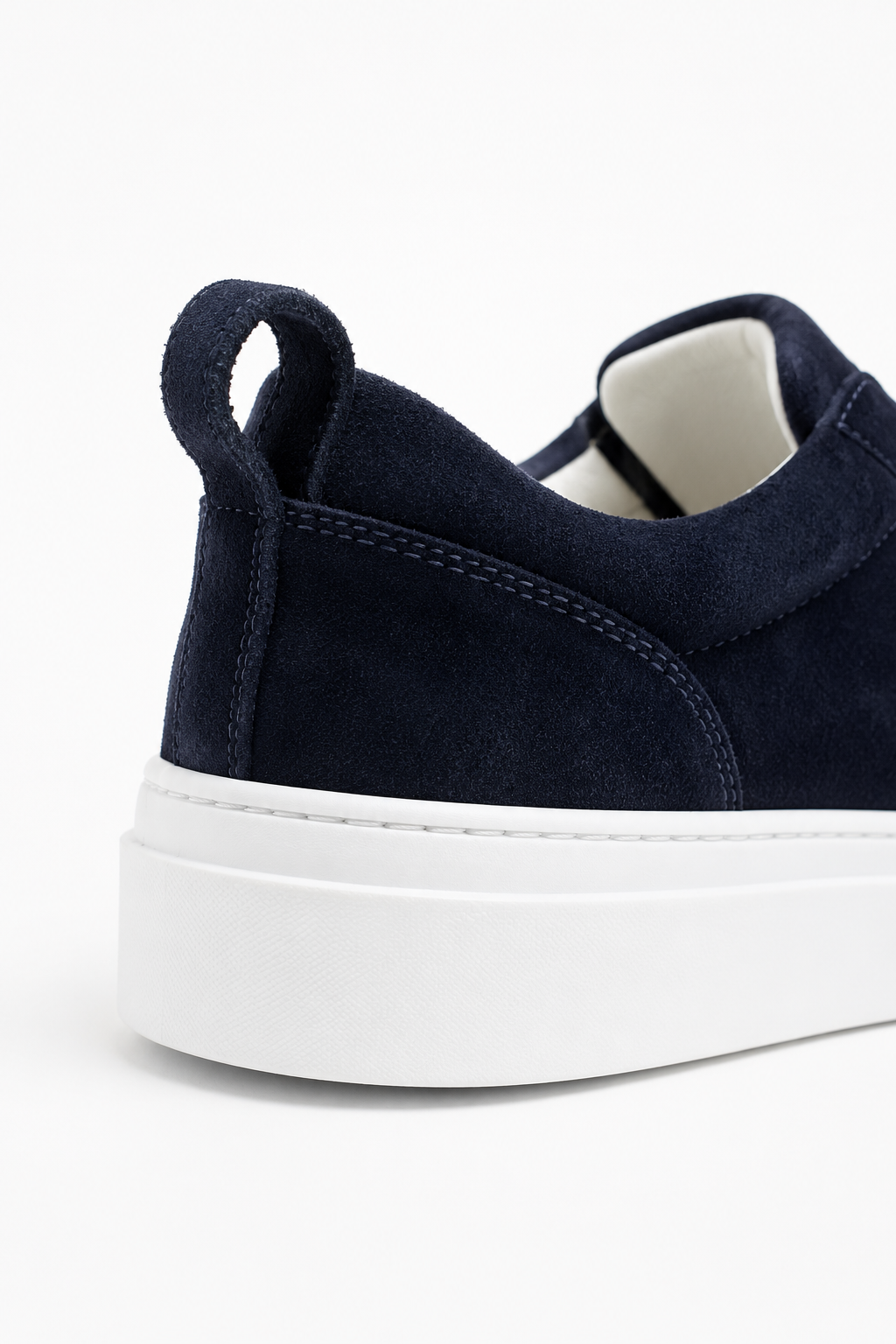 Herren-Slip-On-Sneaker aus marineblauem Wildleder mit weißer Gummisohle